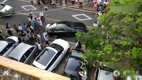 26歲路虎女司機鬧市猛撞捷豹 有圍觀者叫好